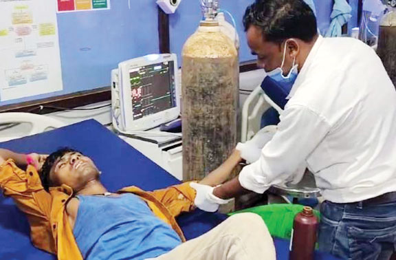 बाजार से लौट रही सवारियों से भरी ऑटो रिक्शा पलटी, 8 घायल बाजार से लौट रही सवारियों से भरी ऑटो रिक्शा पलटी, 8 घायल