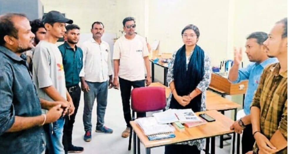 स्कूल में बाउंड्रीवाल नहीं, पंखे खराब, अंग्रेजी शिक्षक नहीं