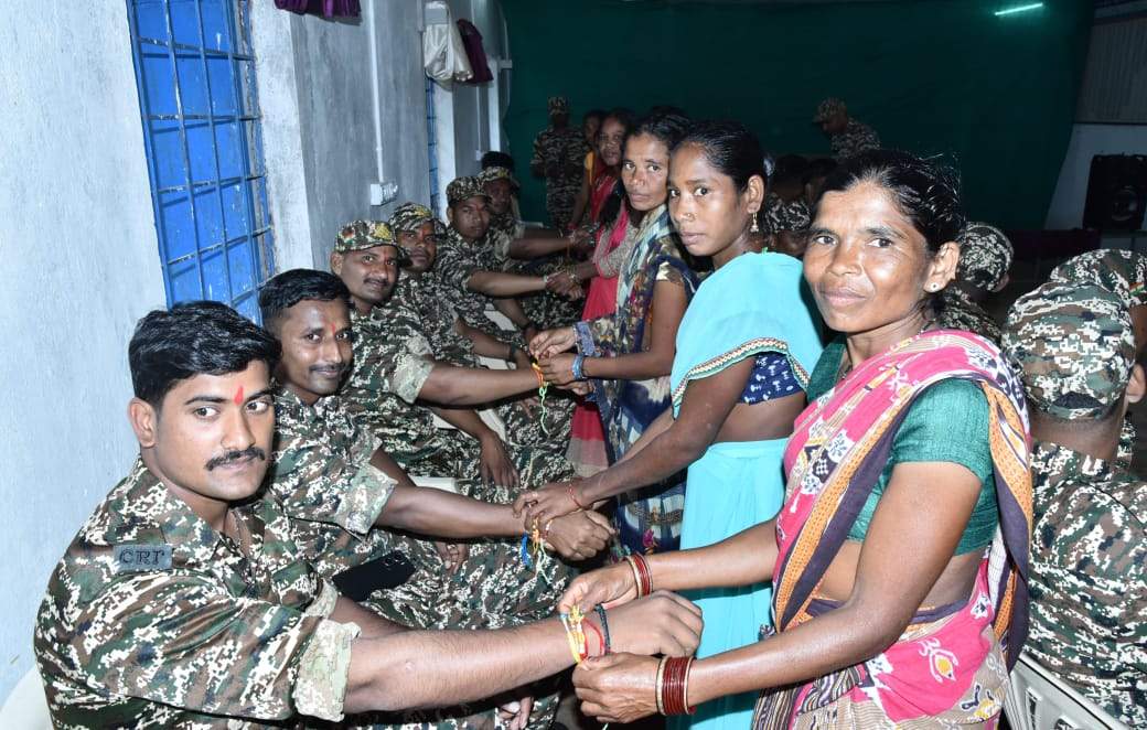 बहनों ने सीआरपीएफ जवानों  को बांधी राखी