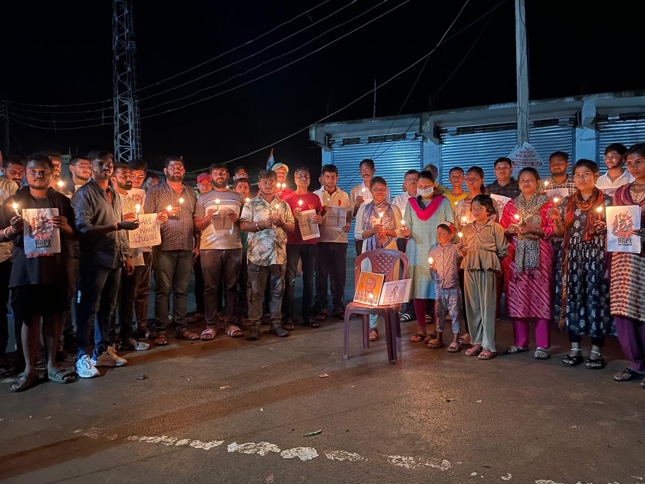 रेप-हत्याकांड के विरोध में युवा मित्र मंडली ने निकाला कैंडल मार्च