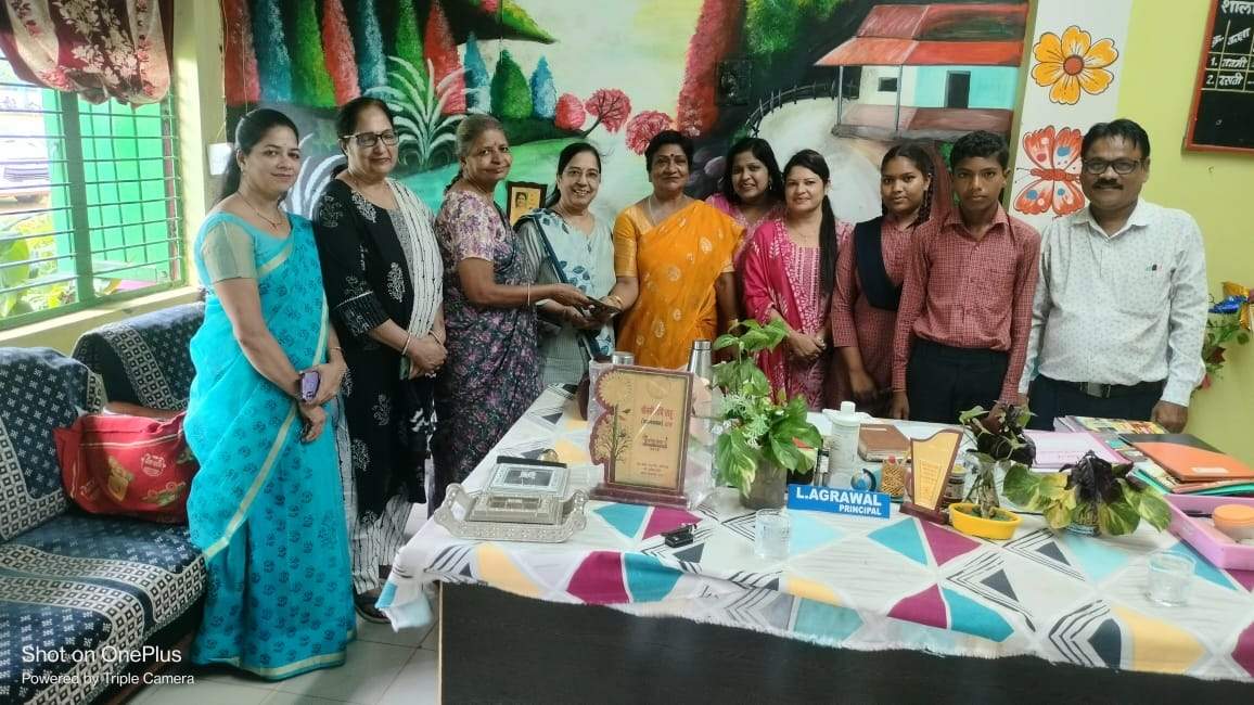 छात्र-छात्राओं को दी आर्थिक सहायता छात्र-छात्राओं को दी आर्थिक सहायता