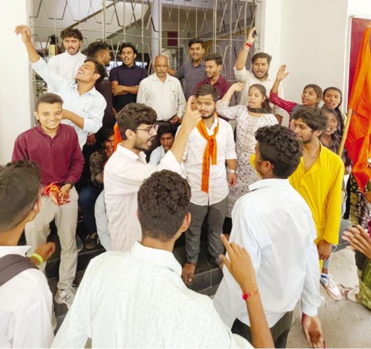 अभाविप ने लगाया पीजी कॉलेज के प्राचार्य कक्ष में ताला