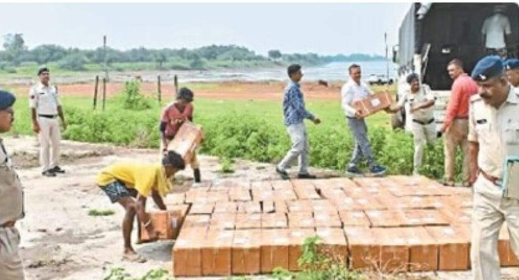 मादक पदार्थों और दवाइयों को जलाकर किया खाक 