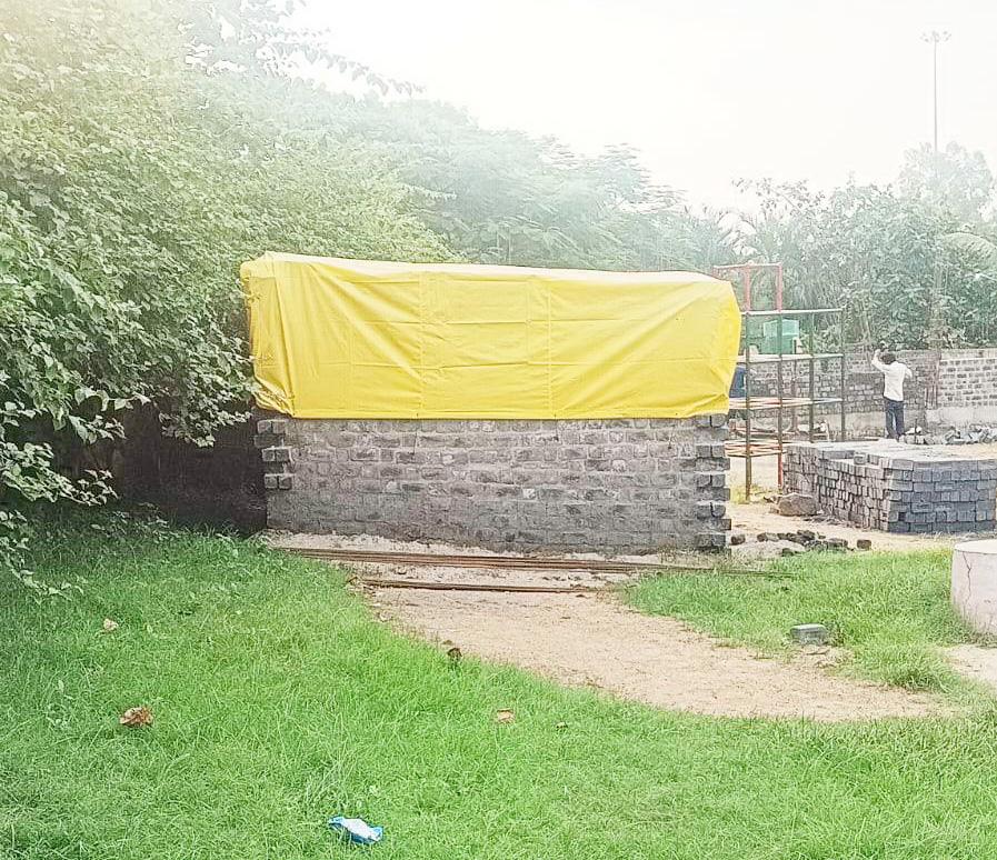 पुष्प वाटिका में एक्सरसाईज के लिए बने उपकरण हटाकर हो रहा शौचालय निर्माण