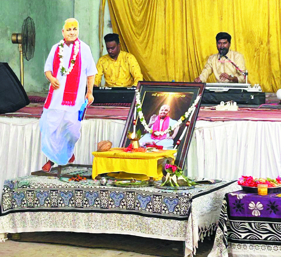अंतिम सावन सोमवार को पार्थिक शिवलिंग बनाकर जलाभिषेक अंतिम सावन सोमवार को पार्थिक शिवलिंग बनाकर जलाभिषेक