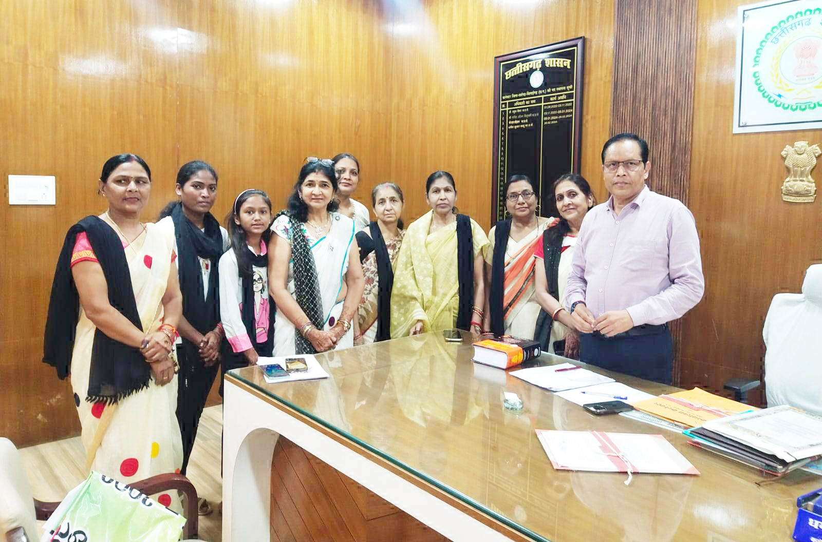 डॉक्टर से रेप-हत्या मौन रैली निकाल कलेक्टर को ज्ञापन सौंपा