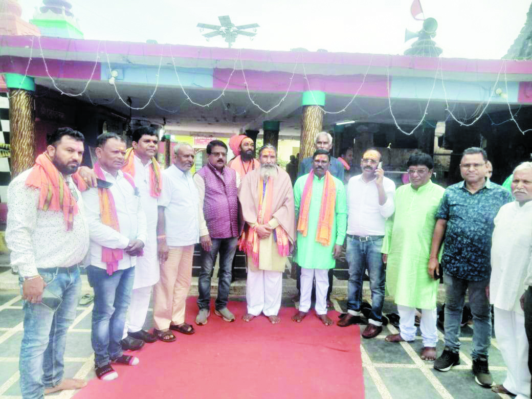 कर्णेश्वर महादेव मंदिर में एक लाख से अधिक कांवरियों ने किया जलाभिषेक