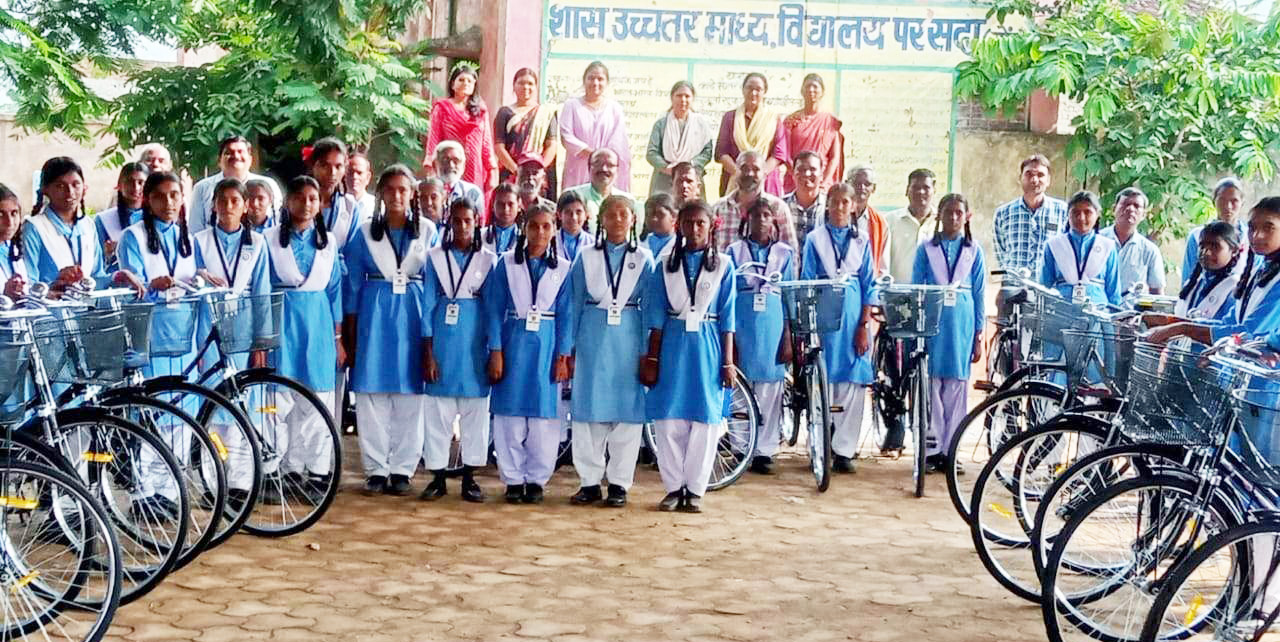 परसदा स्कूल में नि:शुल्क सायकल वितरण