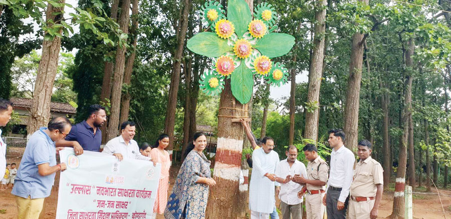 विधायक ने पेड़ को रक्षासूत्र बांध मनाया रक्षाबंधन विधायक ने पेड़ को रक्षासूत्र बांध मनाया रक्षाबंधन