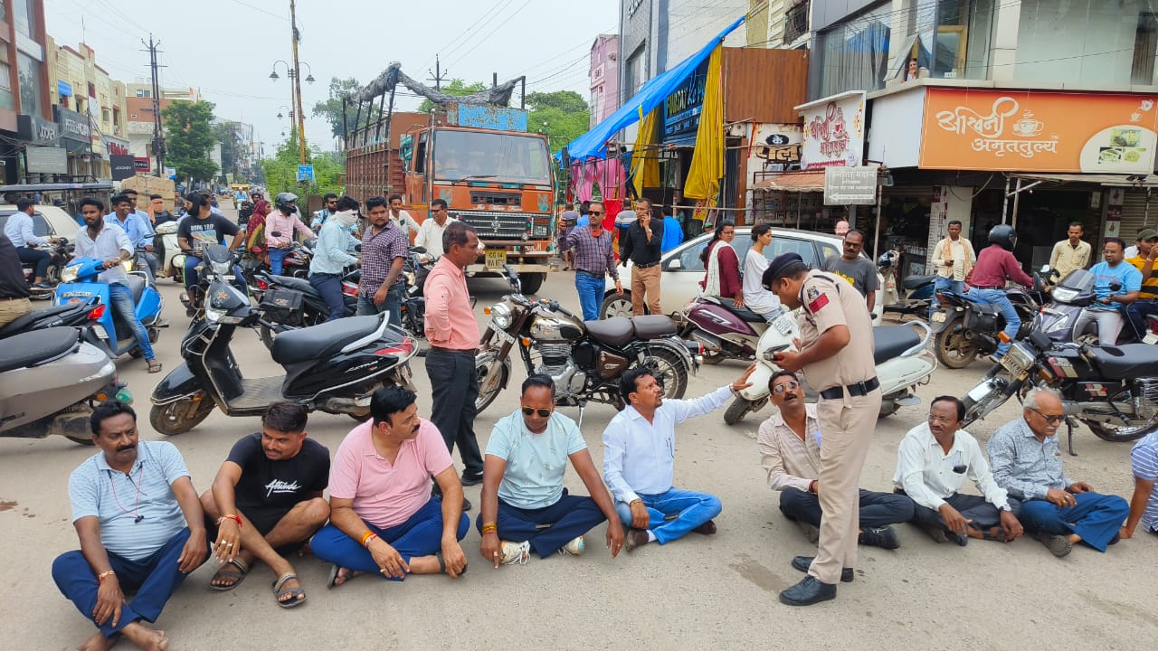 पुष्पवाटिका में शौचालय निर्माण से भडक़े भाजपा-कांग्रेस जनप्रतिनिधि उतरे सडक़ पर पुष्पवाटिका में शौचालय निर्माण से भडक़े भाजपा-कांग्रेस जनप्रतिनिधि उतरे सडक़ पर