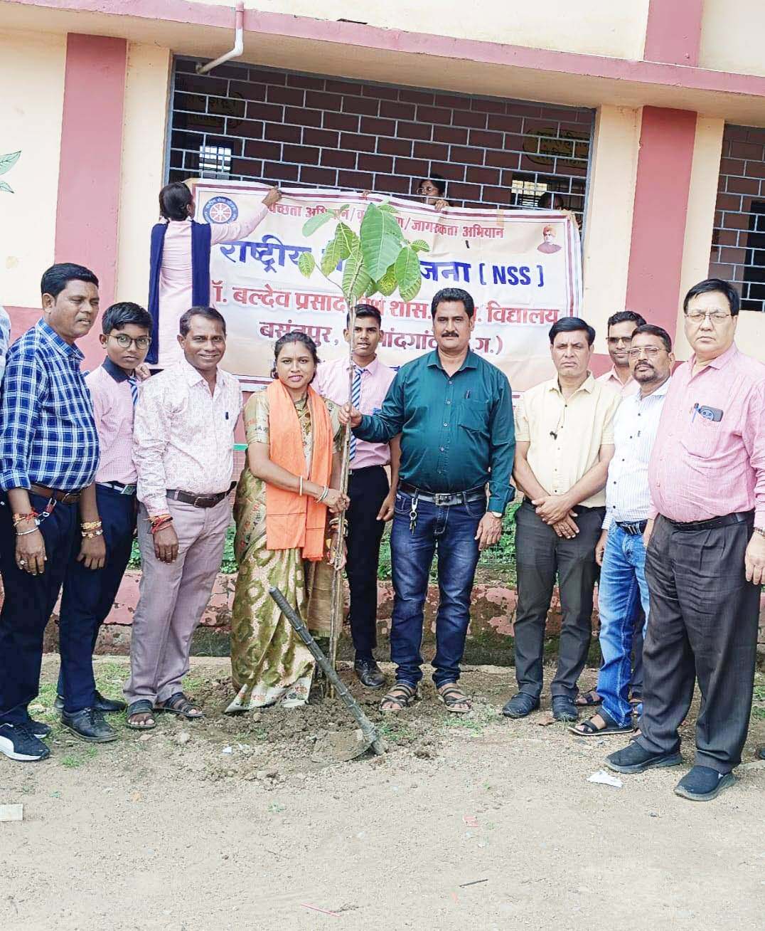 बसंतपुर स्कूल में पौधरोपण बसंतपुर स्कूल में पौधरोपण