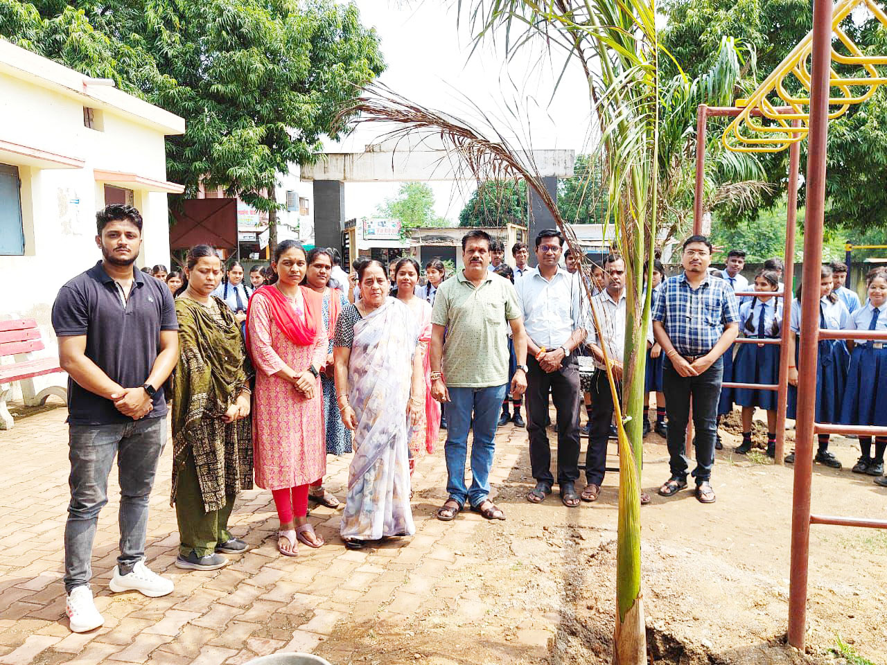 आत्मानंद स्कूल परिसर में पौधरोपण