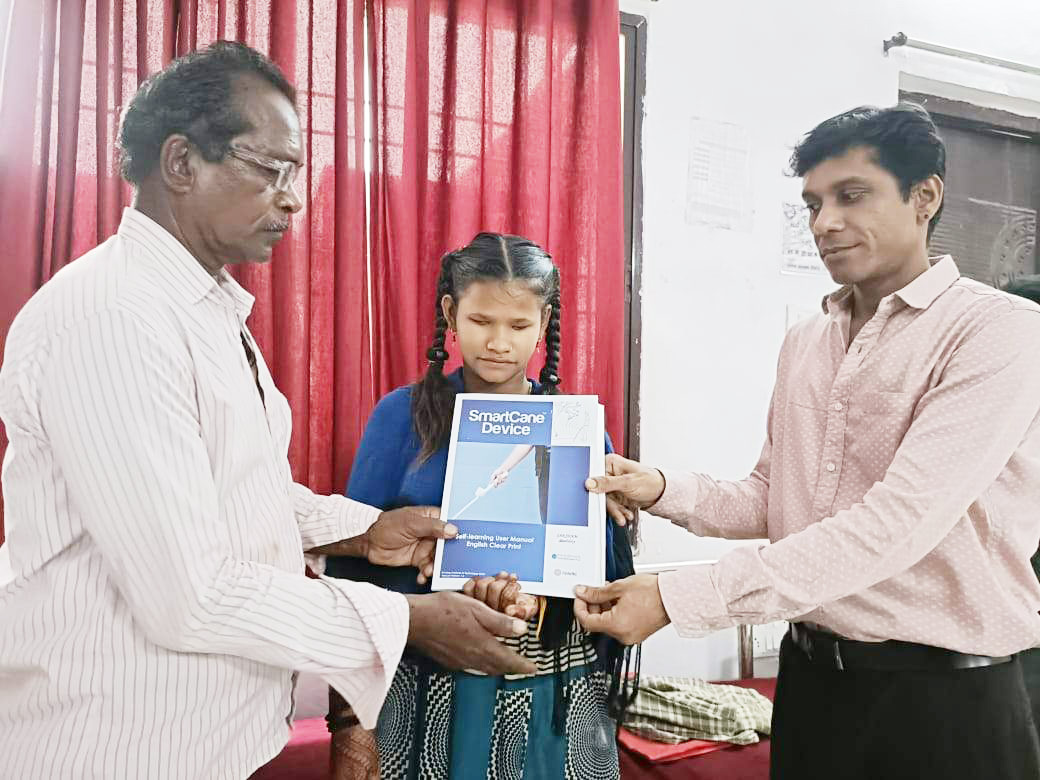 ओमकुमारी को स्मार्ट स्टिक एवं सोनमती को मोटराइज्ड ट्राई सायकिल