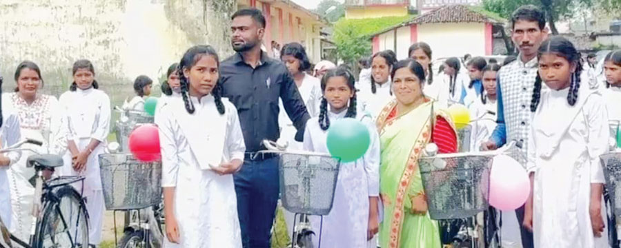 विधायक के हाथों छात्राओं को साइकिल और कोटवारों को वर्दी