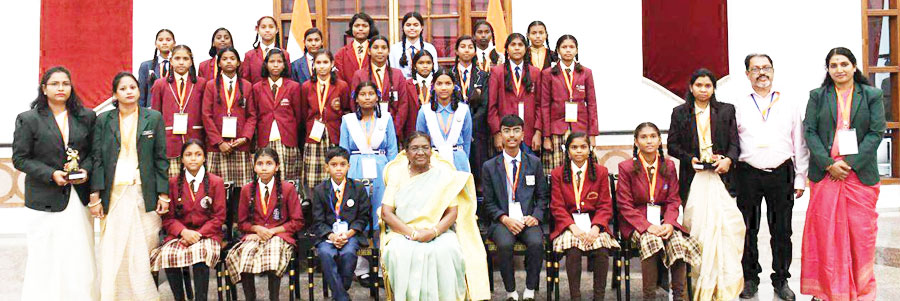 राष्ट्रपति से सरगुजा संभाग की छात्राओं ने की सौजन्य मुलाकात