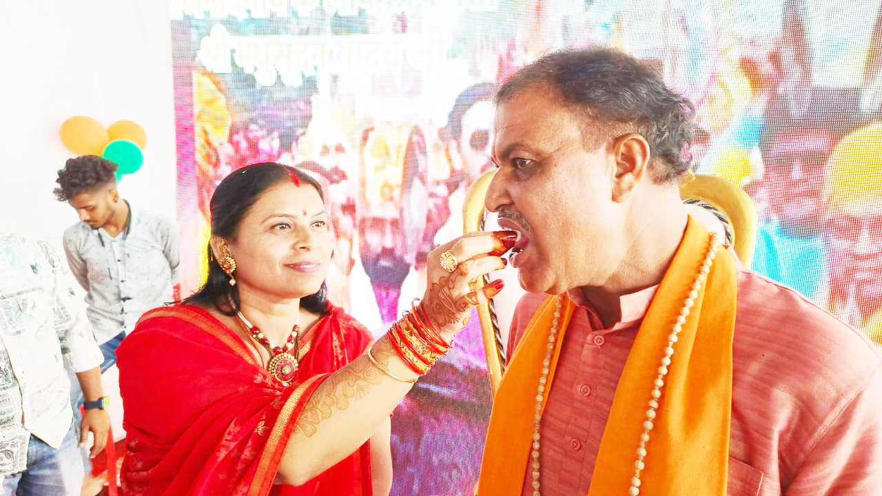 मधुसूदन ने पौधरोपण कर वृद्धों के बीच मनाया जन्मदिन