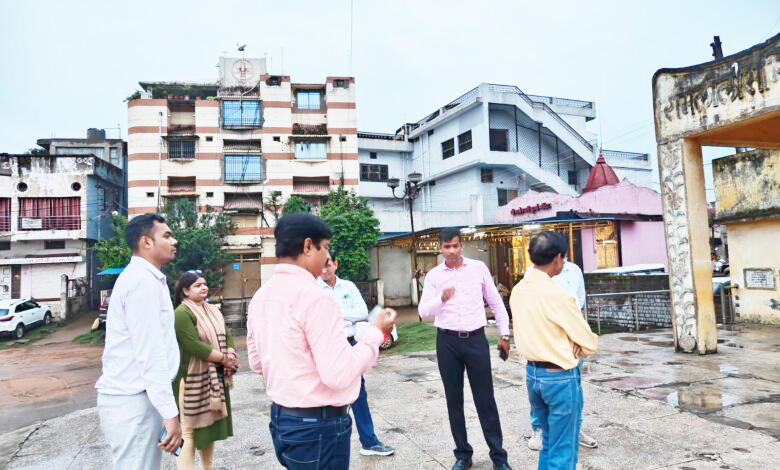 चक्रधर समारोह की तैयारी का जायजा लेने पहुंचे कमिश्नर चक्रधर समारोह की तैयारी का जायजा लेने पहुंचे कमिश्नर