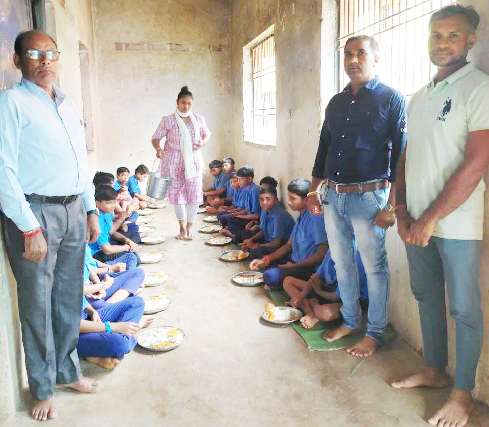 बोरसी स्कूल में कराया नेवता भोज