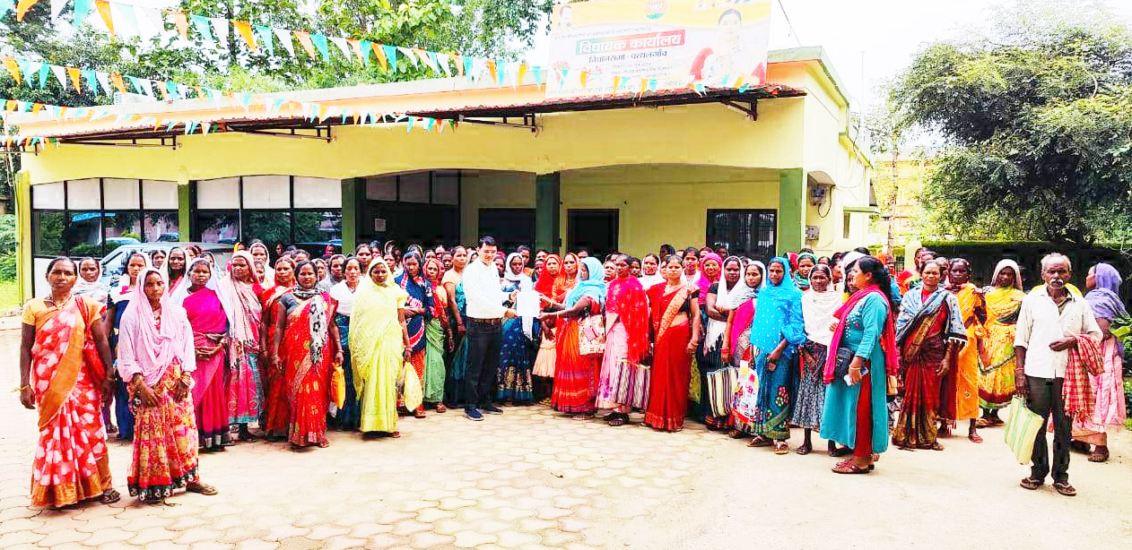 5 माह से राशन नहीं, शिकायत लेकर 300 महिलाएं पहुंचीं विधायक निवास