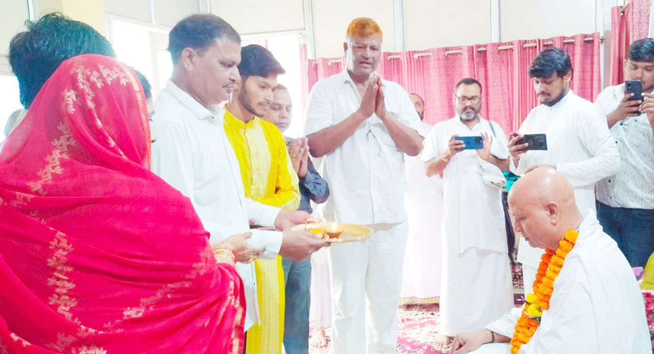 मधुसूदन को आशीर्वाद देने पहुंचे पंथ श्री हुजूर अर्धनाम साहेब मधुसूदन को आशीर्वाद देने पहुंचे पंथ श्री हुजूर अर्धनाम साहेब