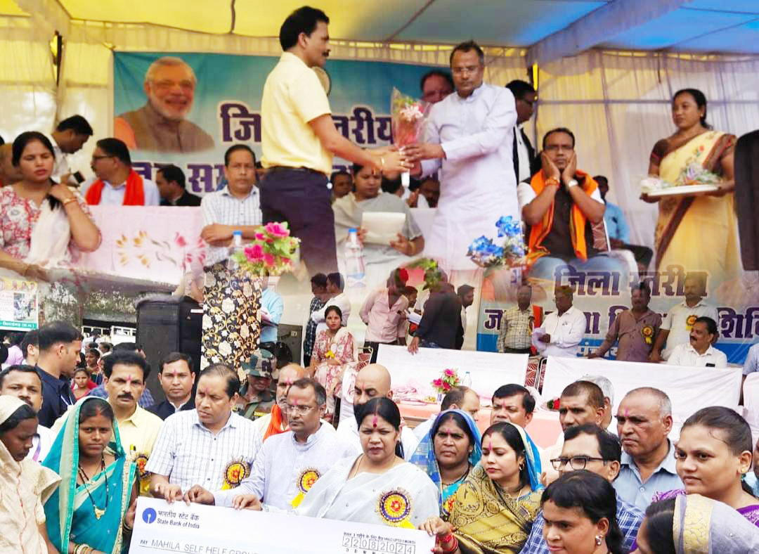 सांसद ने हितग्राहियों को आयुष्मान कार्ड  व पीएम आवास की चाबी वितरित की