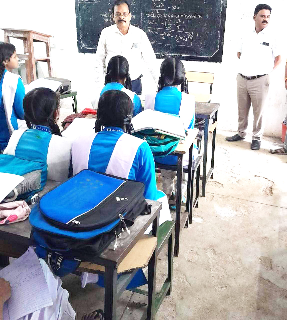 निरीक्षण करने पहुंचे डीईओ पटेल ने जांचा शिक्षा का स्तर