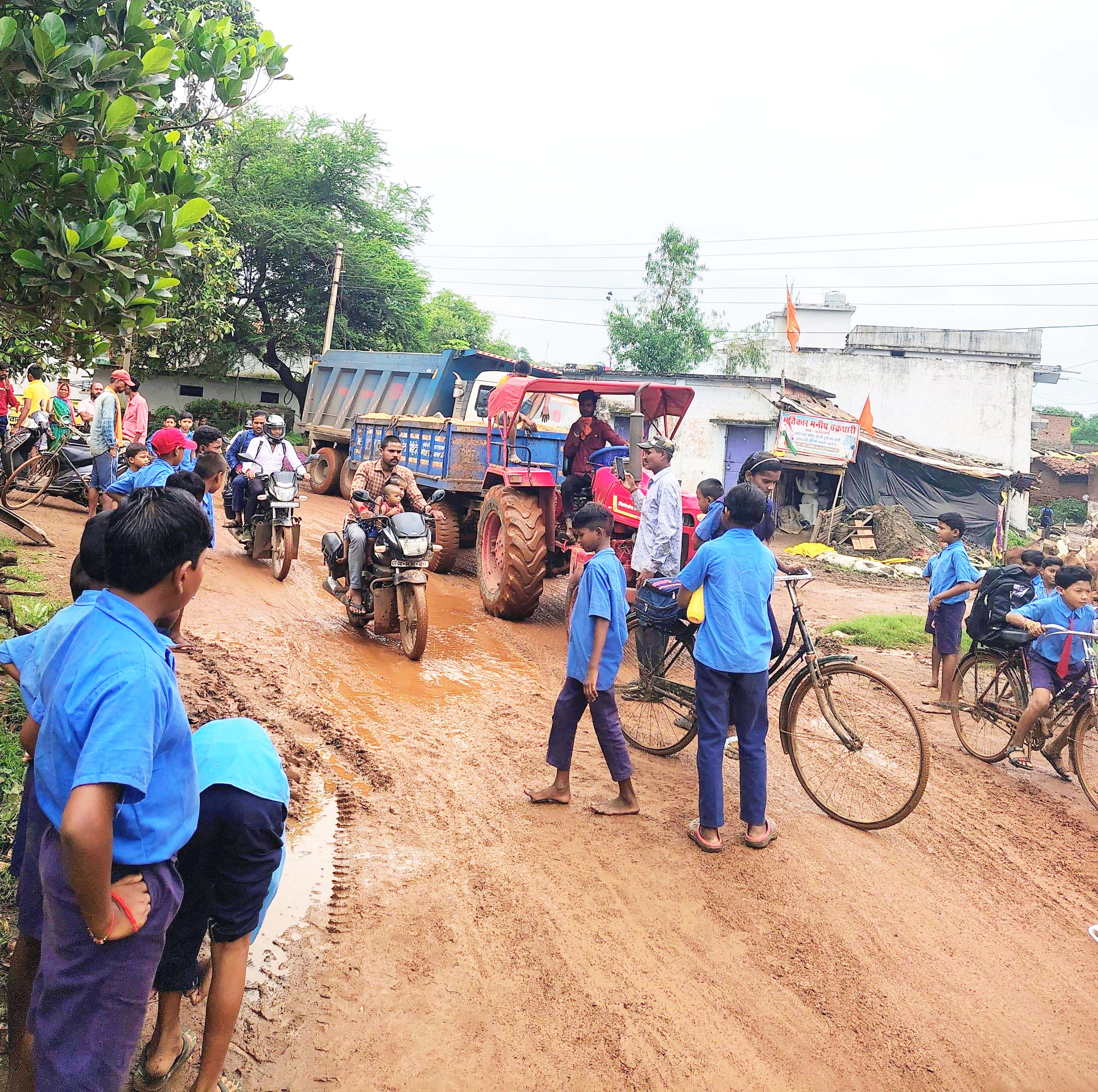 स्कूली बच्चों ने रेत गाडिय़ां रोककर किया प्रदर्शन