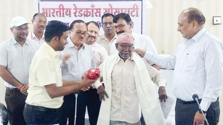 रेडक्रॉस सोसायटी ने किया हीरालाल का सम्मान