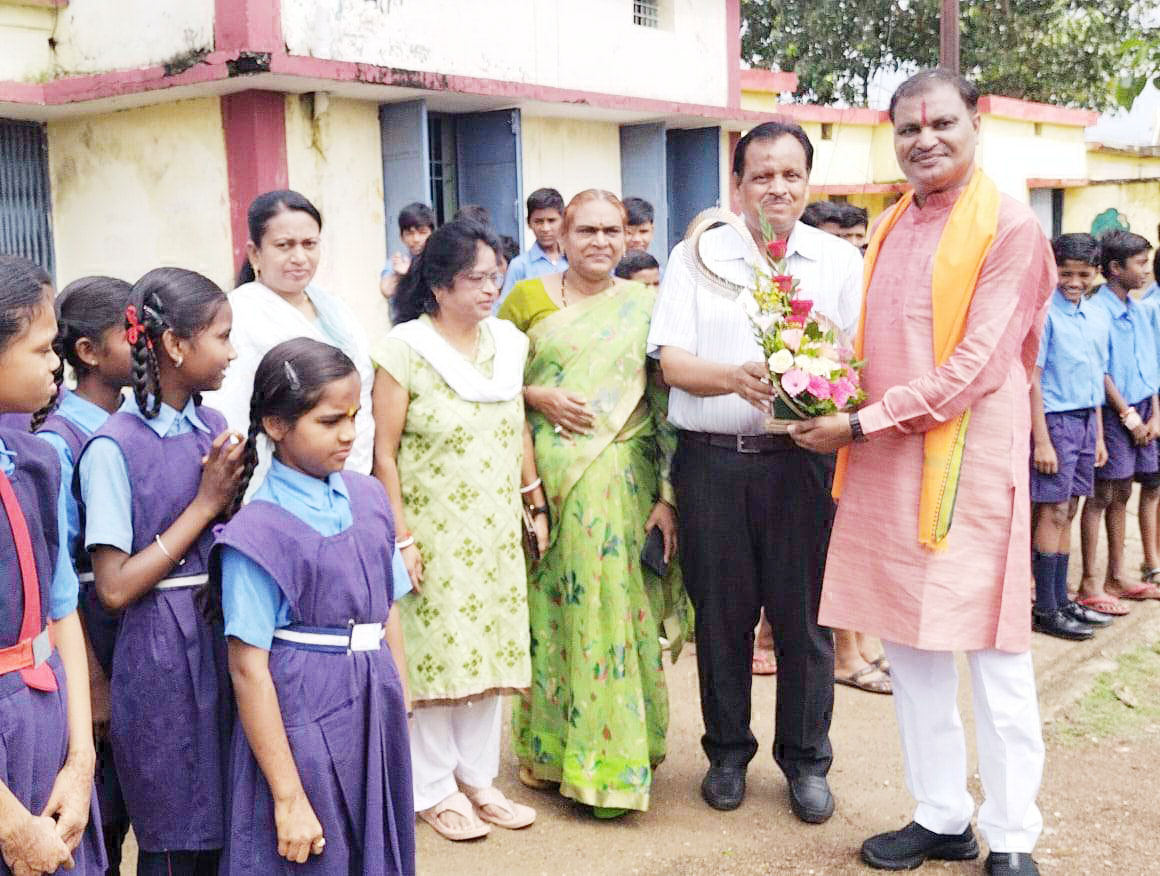 पूर्व सांसद मधुसूदन को जन्मदिन की बधाई देने तांता पूर्व सांसद मधुसूदन को जन्मदिन की बधाई देने तांता