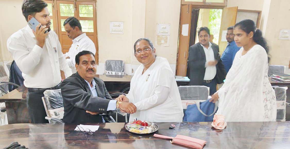 ब्रह्मकुमारी बहनों ने अधिवक्ताओं को बांधी राखी