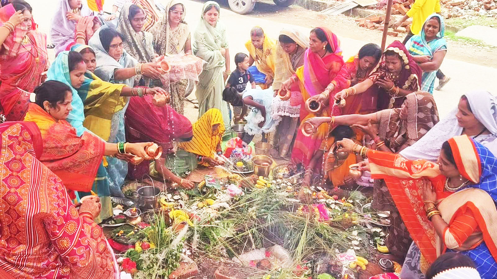 माताओं ने की संतानों की लंबी आयु के लिए पूजा-अर्चना माताओं ने की संतानों की लंबी आयु के लिए पूजा-अर्चना