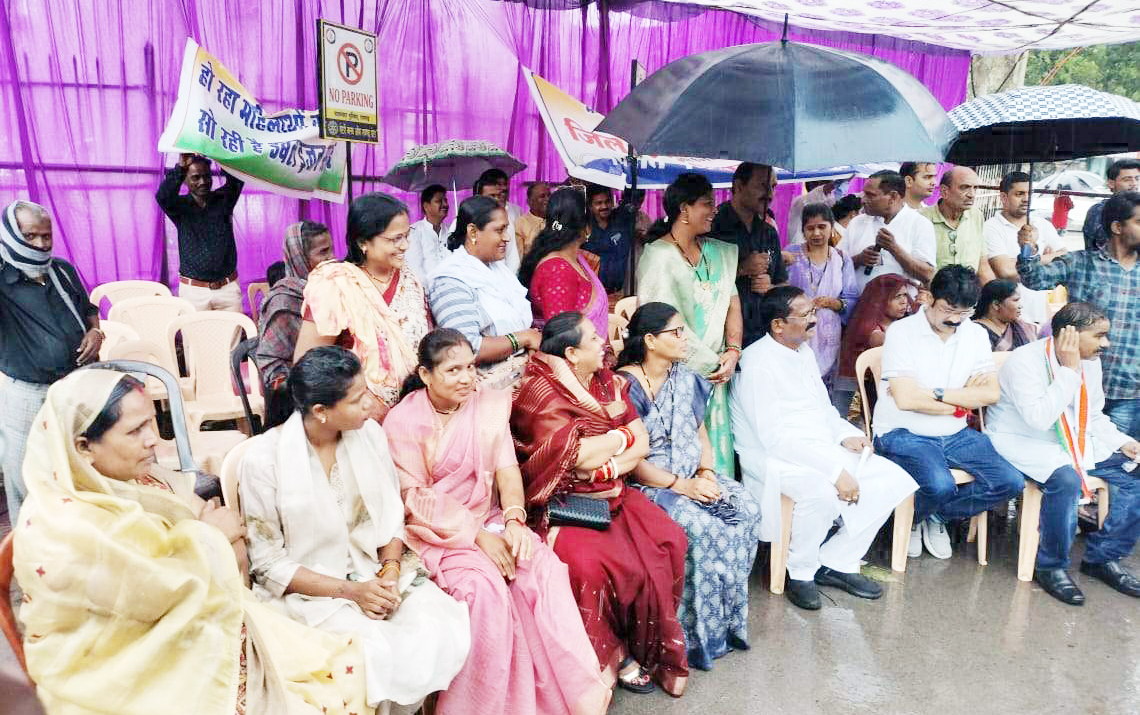 विधायक देवेंद्र की गिरफ्तारी के विरोध में युकां का प्रदर्शन विधायक देवेंद्र की गिरफ्तारी के विरोध में युकां का प्रदर्शन