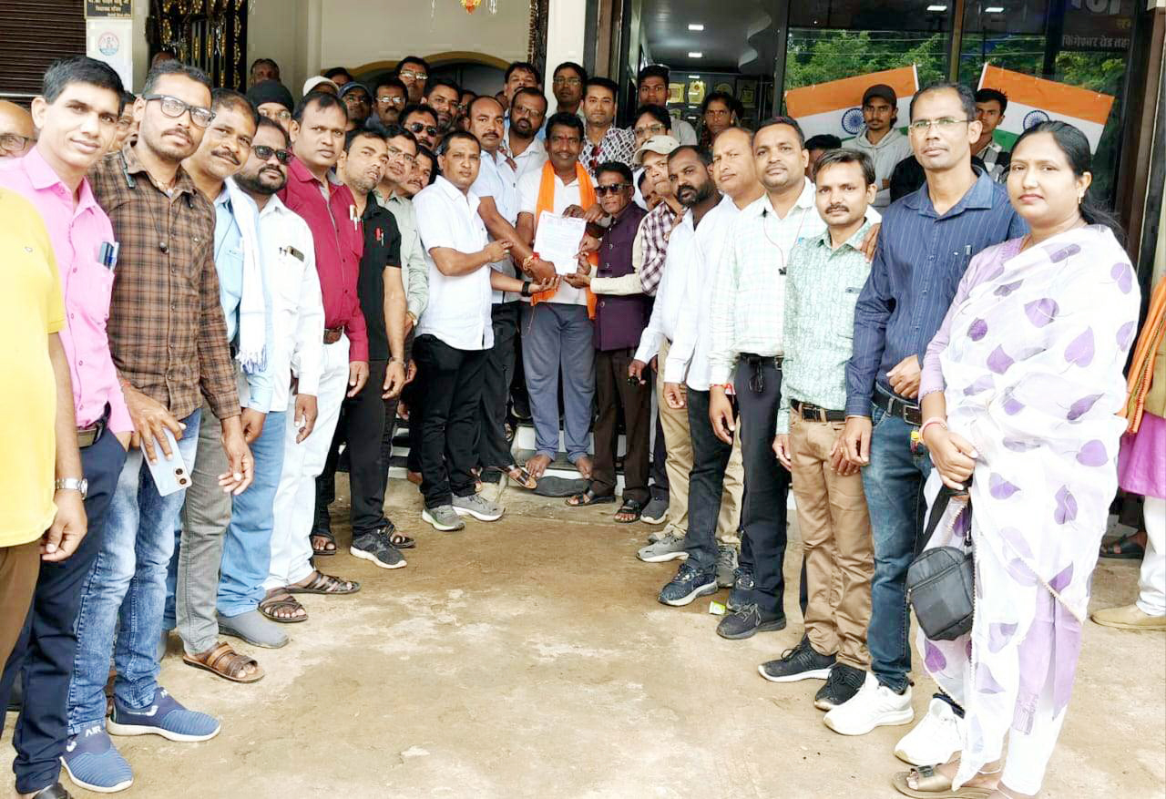 सीएम, शिक्षा सचिव एवं संचालक के नाम राजिम विधायक को ज्ञापन सौंपा