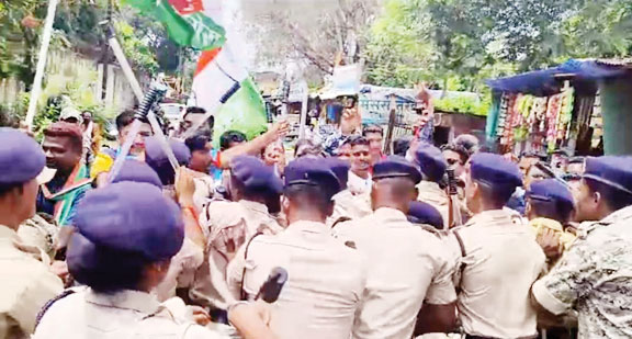 विधायक देवेन्द्र की गिरफ्तारी के विरोध में युवा कांग्रेस का जेल भरो आंदोलन विधायक देवेन्द्र की गिरफ्तारी के विरोध में युवा कांग्रेस का जेल भरो आंदोलन