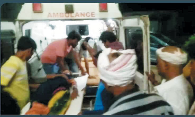 सायकिल सवार को कुचलते पिकअप पलटी, एक मौत, 18 घायल