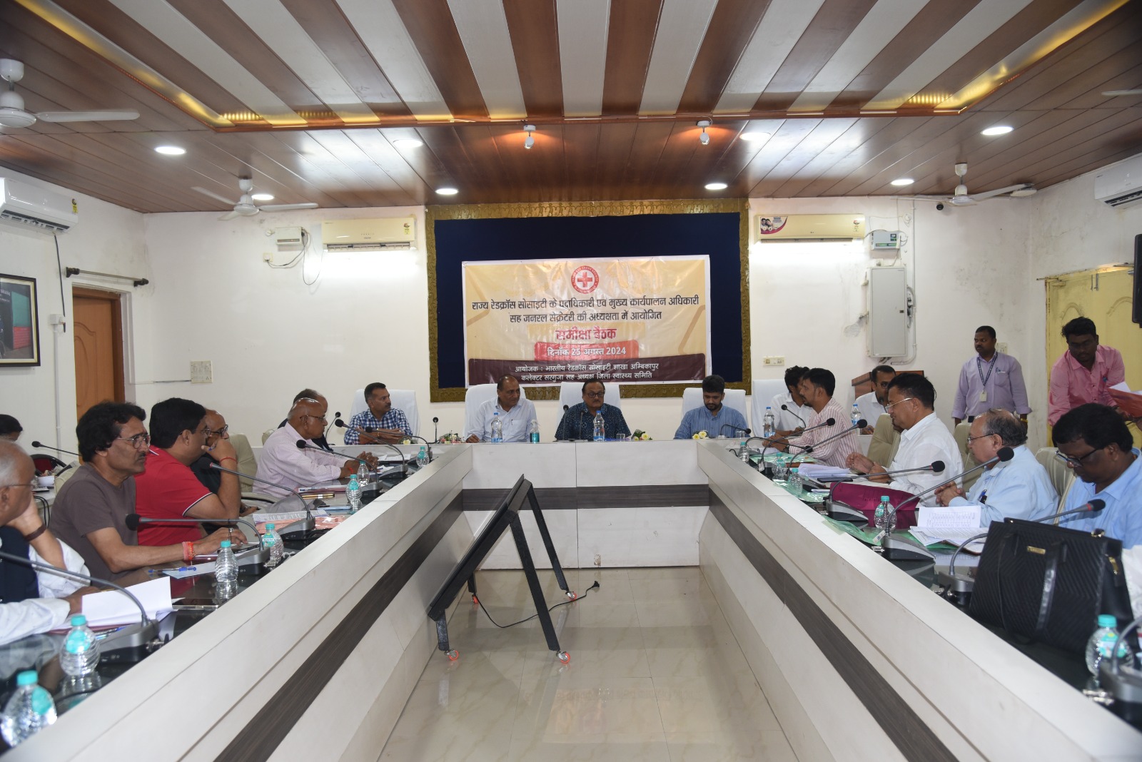 जिले में रेडक्रॉस की गतिविधियों को बढ़ाने और प्रबंधकारिणी समिति के गठन के निर्देश