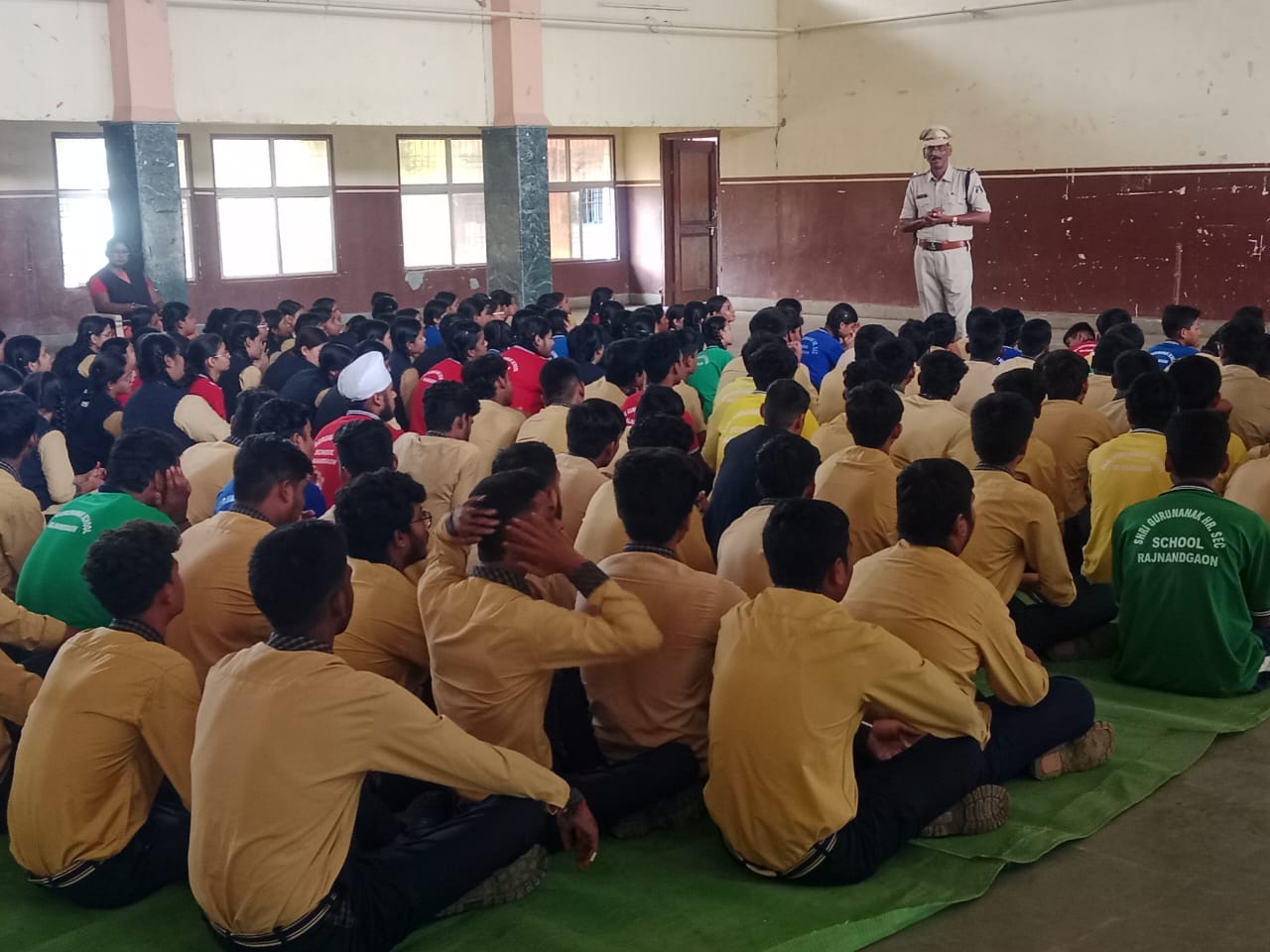 400 स्कूली बच्चों को पढ़ाया यातायात के नियम 400 स्कूली बच्चों को पढ़ाया यातायात के नियम