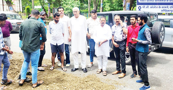 अम्बिकापुर-मनेन्द्रगढ़ मार्ग की दुर्दशा को देखने पहुंचे पूर्व उपमुख्यमंत्री