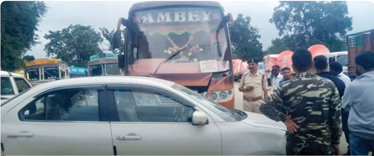रिवर्स हो रही बस की टक्कर से कार क्षतिग्रस्त रिवर्स हो रही बस की टक्कर से कार क्षतिग्रस्त
