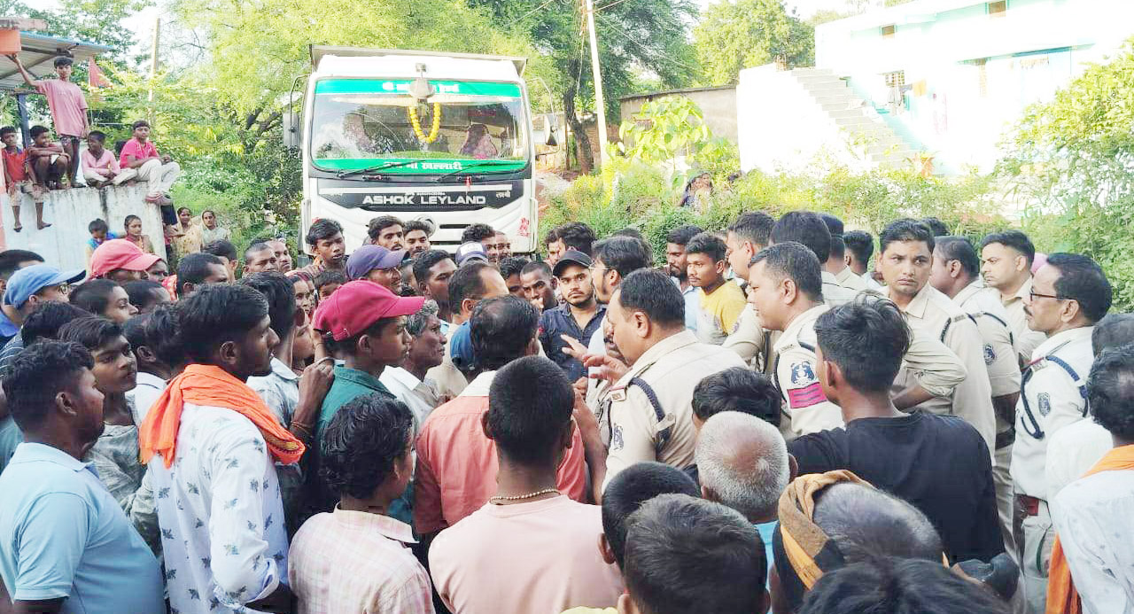 अवैध रेत परिवहन के खिलाफ ग्रामीणों का हल्ला बोल, हाईवा रोक किया प्रदर्शन