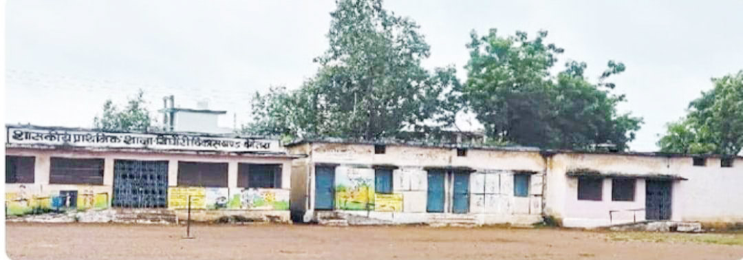 स्कूल के सामने बिकती है शराब, विद्यार्थी परेशान 