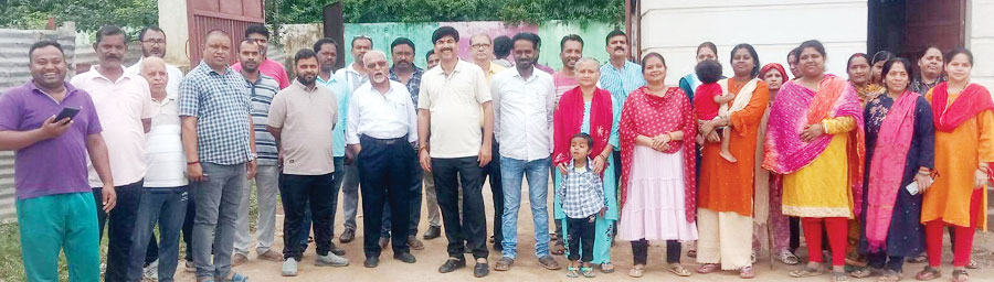 बाउंड्रीवाल नहीं, कॉलोनी के प्रवेश द्वार पर धरना