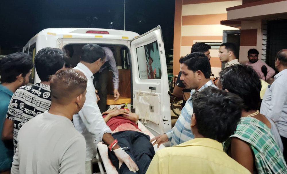 कार ने स्कूटी-बाइक को मारी टक्कर, 2 गंभीर कार ने स्कूटी-बाइक को मारी टक्कर, 2 गंभीर
