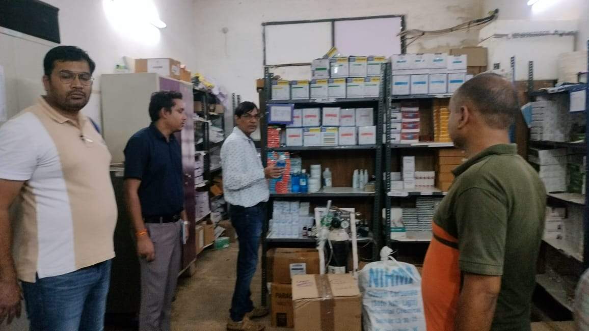 सीएमएचओ ने किया अस्पतालों का निरीक्षण, काम में लापरवाही नहीं बरतने निर्देश
