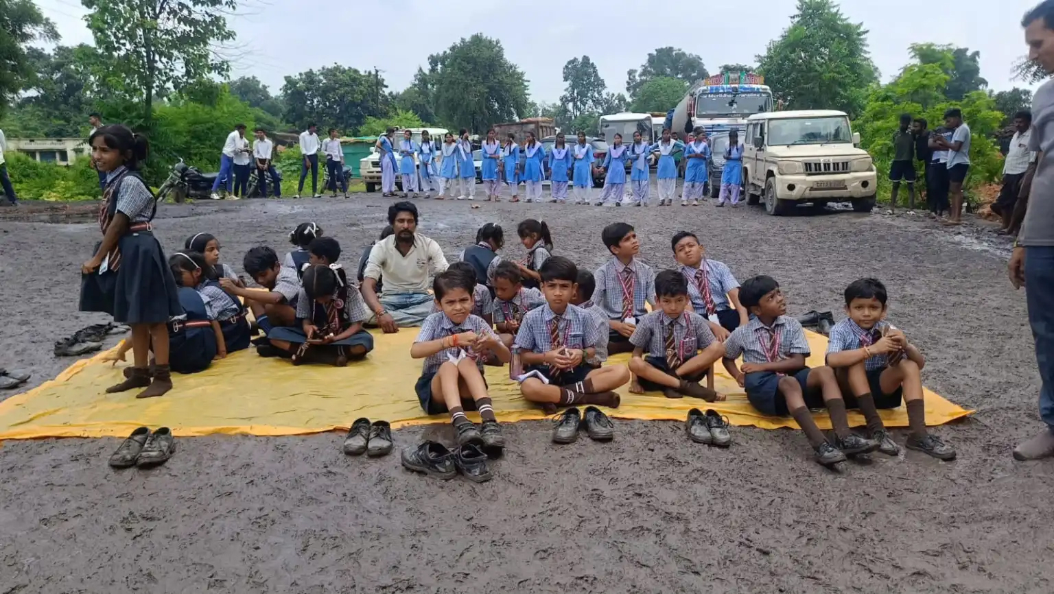 मांगे पूरी करो के नारे लगाते स्कूली बच्चेे सडक़ पर मांगे पूरी करो के नारे लगाते स्कूली बच्चेे सडक़ पर