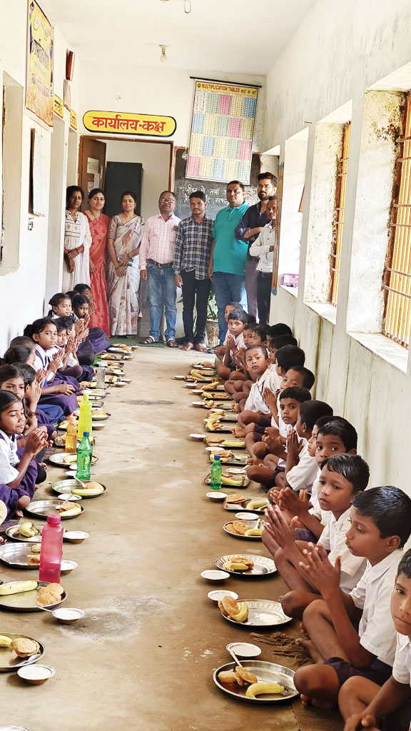 शाला प्रबंधन समिति के अध्यक्ष ने कराया न्योता भोज शाला प्रबंधन समिति के अध्यक्ष ने कराया न्योता भोज