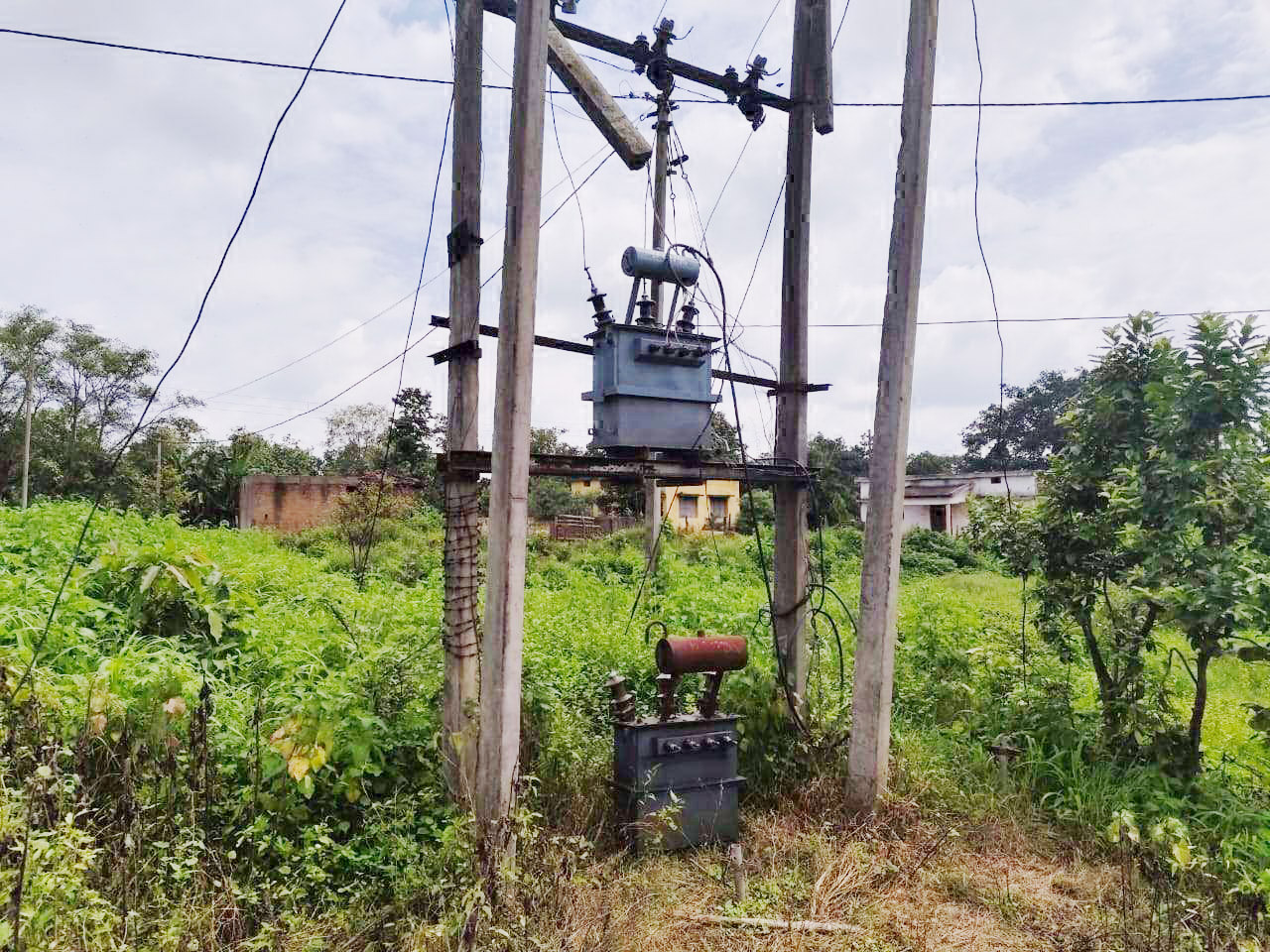 कमारपारा दुगली में बिजली ट्रांसफार्मर जर्जर