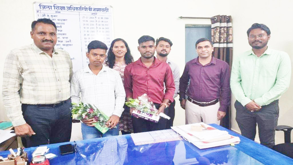 आत्मानन्द स्कूल के दो छात्र पीएटी में सफल, सम्मानित