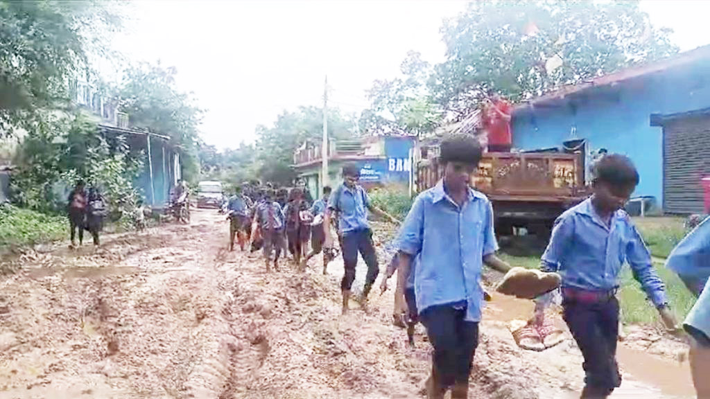 कीचड़ भरे रास्तों से स्कूल जाने मजबूर