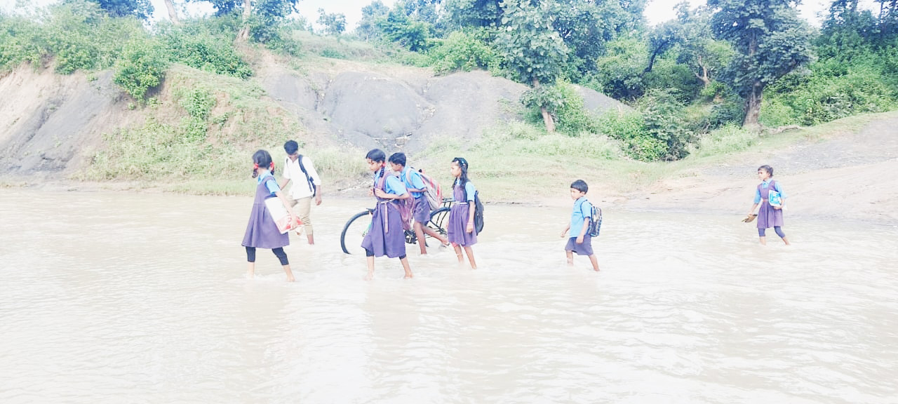 शिक्षा के लिए रोज अपनी जान की बाजी लगा रहे नौनिहाल
